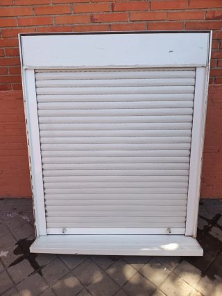 Ventana blanca con rejas