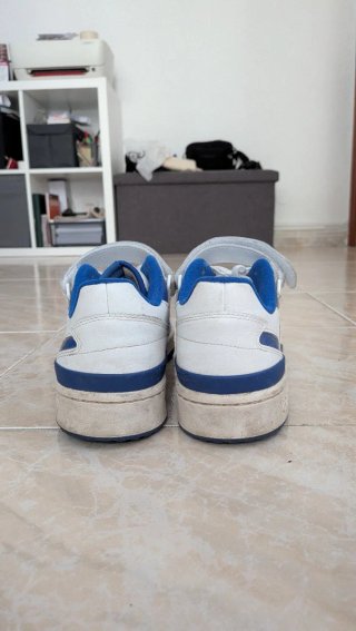 Zapatillas adidas Blancas y Azules.