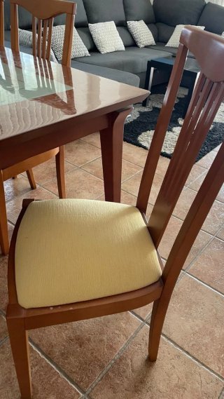 Conjunto de Mesa y 6 Sillas de Madera