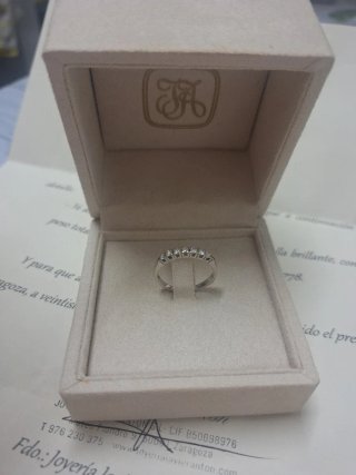 Alianza de Oro Blanco con 7 Diamantes