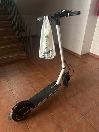 Patinete eléctrico blanco