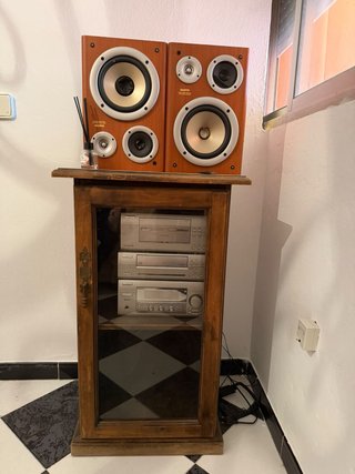 Mueble madera con cristal y equipo de sonido