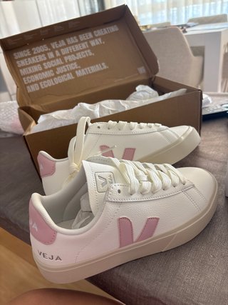 Zapatillas Veja blancas y rosas