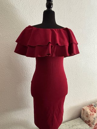 Vestido Granate con Escote Barco y Volantes