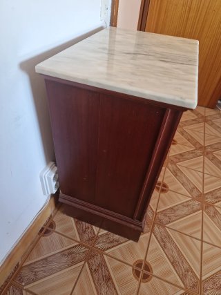 Cómoda pequeña de madera con tapa de mármol