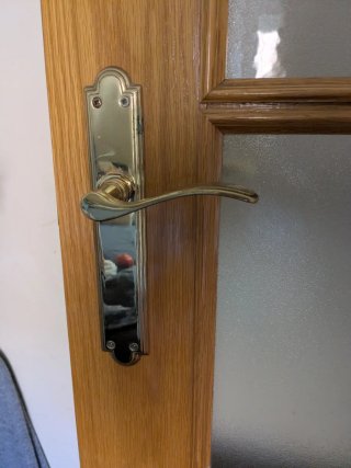 PUERTA DE MADERA MACIZA DE 0,82 CMS