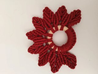 Bonito juguete artesanal realizado a mano con cord