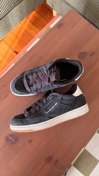 Zapatillas Reebok grises y blancas