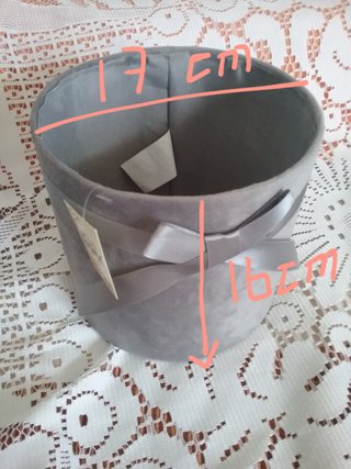 Cesta Gris con Lazo Decorativo