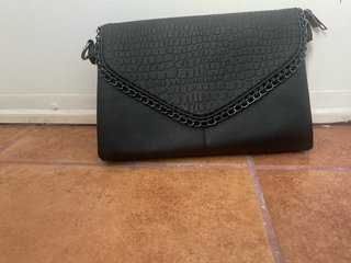 Bolso de mano y hombros  negro.