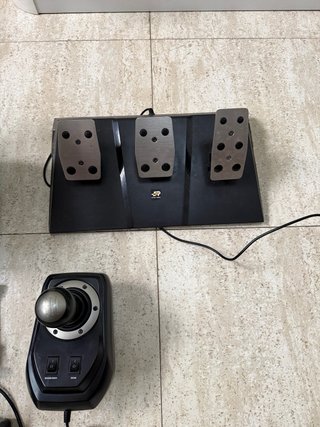 Volante Logitech G27 con pedales y palanca