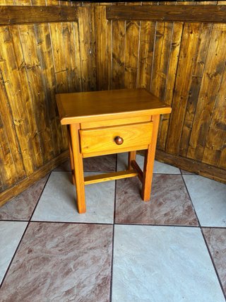 Mesita de Noche de Madera de Pino