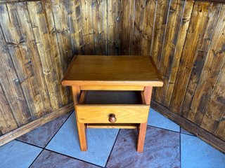 Mesita de Noche de Madera de Pino