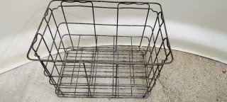 Cesta antica in ferro per bottiglie