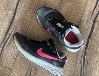 Lote 14 pares zapatillas niña T31 (Nike, NB, Zara)