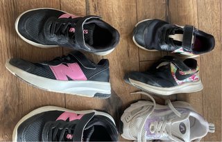 Lote 14 pares zapatillas niña T31 (Nike, NB, Zara)