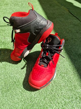Zapatillas de Baloncesto Kipsta Rojas y Negra n.36