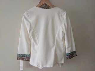 Chaqueta Blanca con Detalles en Mangas