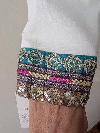 Chaqueta Blanca con Detalles en Mangas
