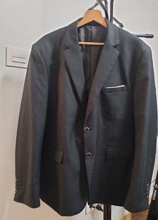 Americana de traje negro.