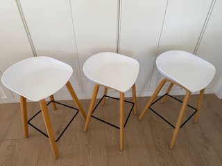 Sillas altas nórdicas blancas y madera