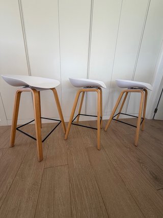 Sillas altas nórdicas blancas y madera
