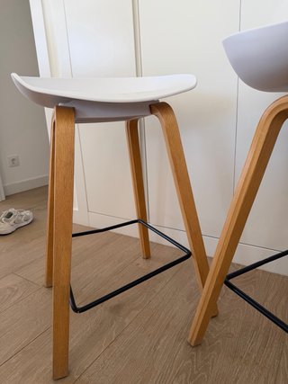 Sillas altas nórdicas blancas y madera