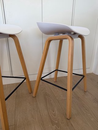 Sillas altas nórdicas blancas y madera