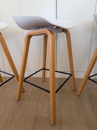 Sillas altas nórdicas blancas y madera