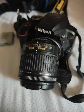 Cámara Nikon D3400 completa.