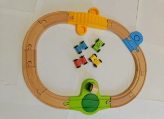 Circuito de Madera con 4 Coches. Tipo Brio/ikea