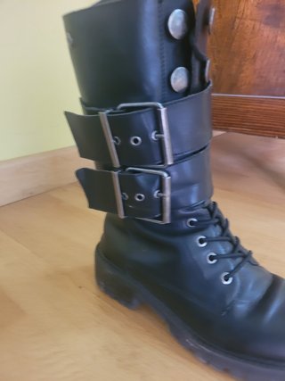 Botas Negras con Hebillas