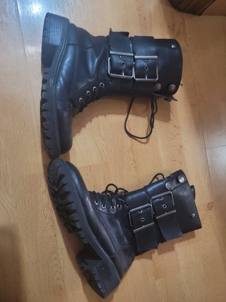 Botas Negras con Hebillas
