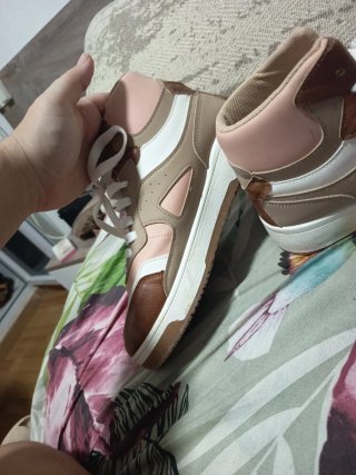 Deportivas altas rosas y marrones