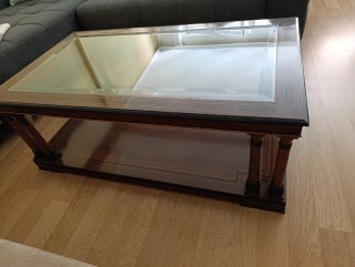 Mesa de centro clásica de madera maciza y cristal