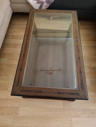 Mesa de centro clásica de madera maciza y cristal