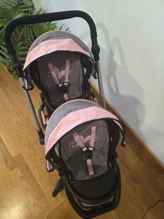 Carrito gemelar de muñecas con bolso.