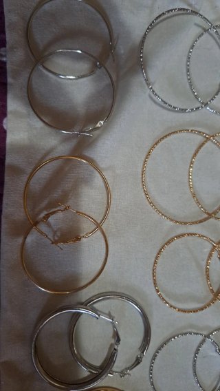Set de 8 pares de aros dorados y plateados