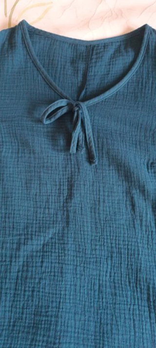 Blusa de lino azul petróleo