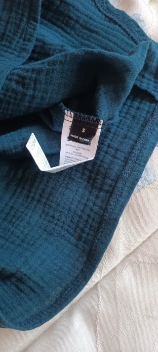 Blusa de lino azul petróleo