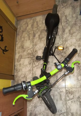 Bicicleta infantil negra y verde