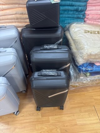 Set de 4 Maletas de Viaje Negras.