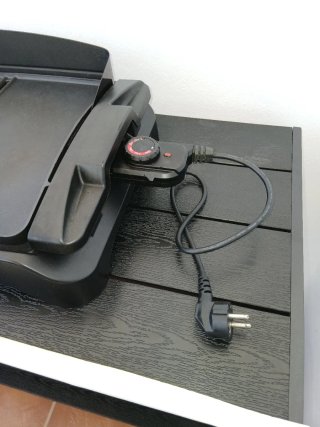 Grill eléctrico con mesa incluida