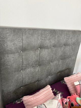 Cabecero de cama gris con brillos