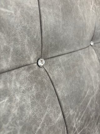 Cabecero de cama gris con brillos