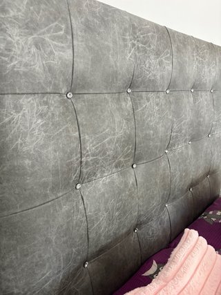 Cabecero de cama gris con brillos
