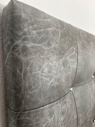 Cabecero de cama gris con brillos