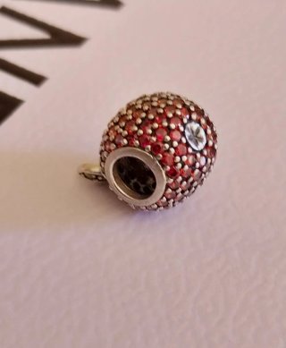 Charm Pandora Manzana con circonitas