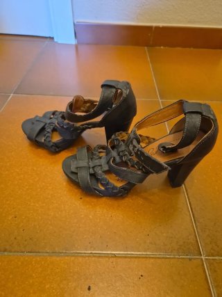 Sandalias de tacón Mustang negras