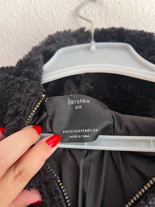 Chaqueta de pelo negra con capucha Bershka